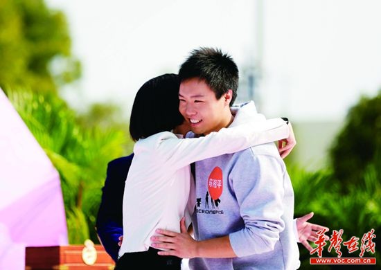 长沙5百村官集体相亲 上演4男抢1女争夺战