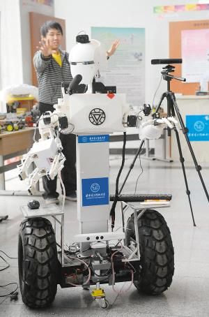 西安大学生3D打印出机器人 能照顾老人(图)
