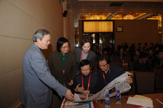 来自上海的代表们在休息时还在讨论  钱晓鸣摄