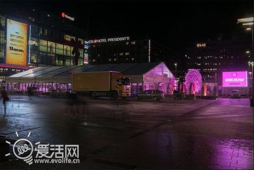 芬兰发售会现场，主办方还特意竖起了栅栏，可惜排队者不多