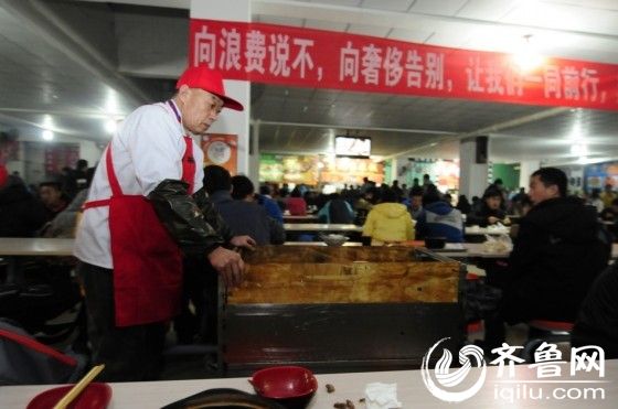 烟大保洁员吃剩饭事迹引爆高校 响应光盘剩饭
