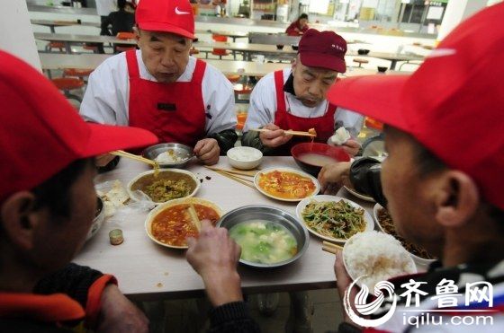 烟大保洁员吃剩饭事迹引爆高校 响应光盘剩饭