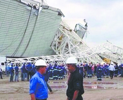 世界杯球场酿惨剧 塔吊倒塌三人死亡