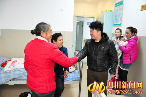 泸州一孕妇路边产子 众人相助传递正能量(组图