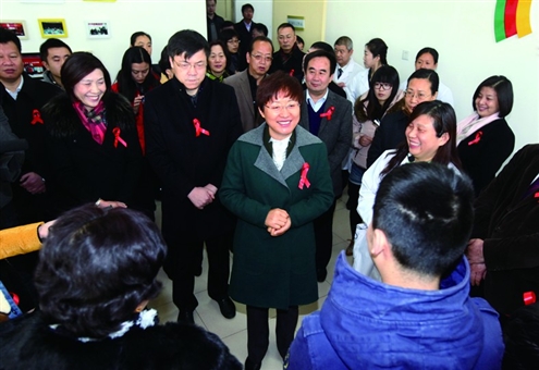 王随莲慰问艾滋病人和感染者