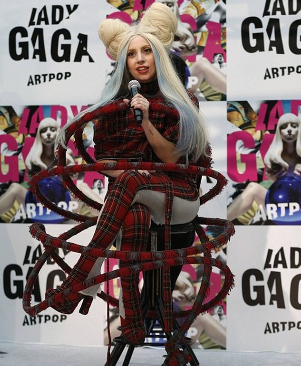 Lady Gaga日本推新专辑化身米奇 带充气娃娃