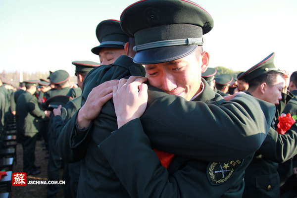 又到一年退伍时 江苏省军区退伍老兵含泪卸军