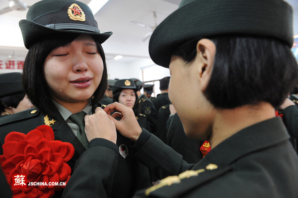 又到一年退伍时 江苏省军区退伍老兵含泪卸军