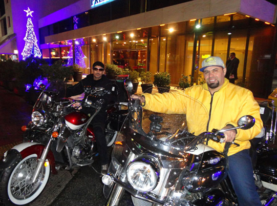 甲乙两地相距360千米_甲乙两人均骑摩托车(2)