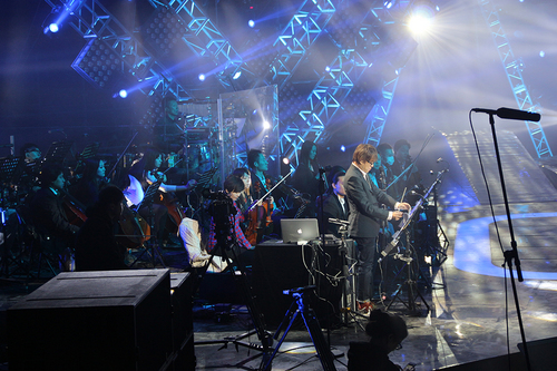 撒贝宁主持贵州卫视《为中国歌唱》 显国际范