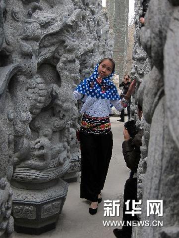 12月8日,一名惠安女步行在石雕巷中.新华网图片 刘广铭 摄