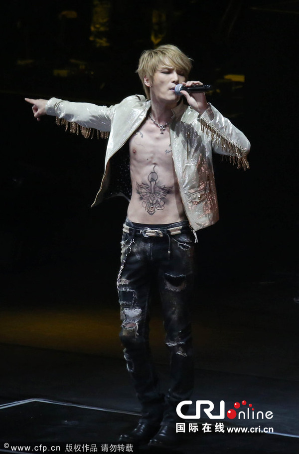 金在中南京演唱会火爆开唱 裸上身秀纹身扮可