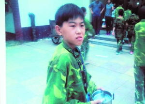 　　事发前一天，董建超路过学校时，去看了一下董帅，并拍下了有点不耐烦的儿子。