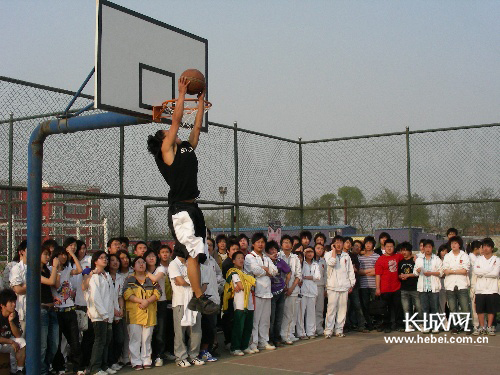 网上疯传民间扣篮王视频系唐山小伙朱淼淼