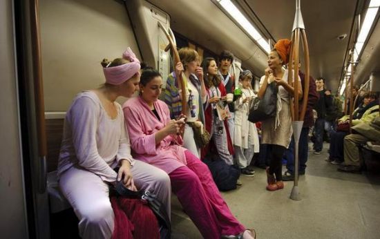 猫女郎旗袍女 全球层出不穷的地铁奇葩|地铁|奇葩
