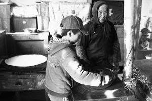 【新年新衣】爸妈走了 甘肃榆中十岁娃撑起家