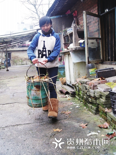 14岁养女撑起一个家 养父高位瘫痪爷爷奶奶相