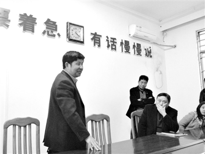 　　12月12日的沟通会上，赣州工投董事长叶扬焕在与小股东辩论。