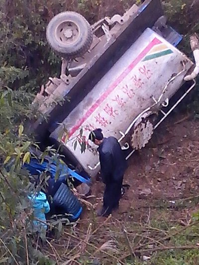 毕节车祸现场照曝光:肇事车系