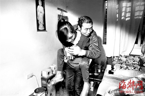 福建<em>女孩</em>背着父亲上大学 <em>兼职</em>3份<em>工作</em>养活父亲