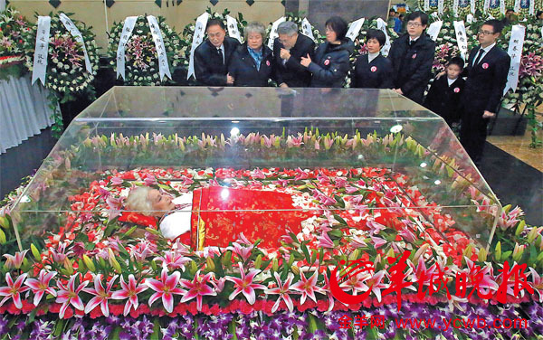 在亲人的目光中,红线女安卧鲜花丛中src=