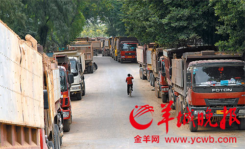 监管乏力深圳冒尖泥头车再现 称冒险超载方能