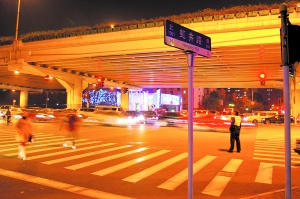 <em>女子延安</em>西路被劫20小时获救|车流量|车道_凤