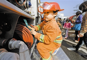 5岁消防员身手不一般|幼儿园|爸爸