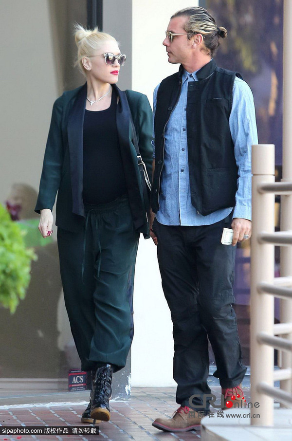 格温·史蒂芬妮(gwen stefani)携全家出街, 两个儿子帅气活泼与老公