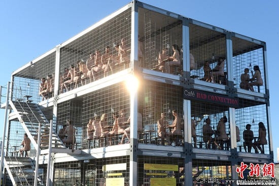 　　12月14日，德国慕尼黑，在冬季托尔伍德节上，艺术家带着一众裸体男女上演行为艺术，他们被关在铁笼里呐喊咆哮，此行为艺术旨在为动物争取应有的权利。