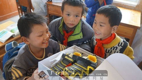 广西投资集团雨润德保儿童 700件冬衣爱心暖人
