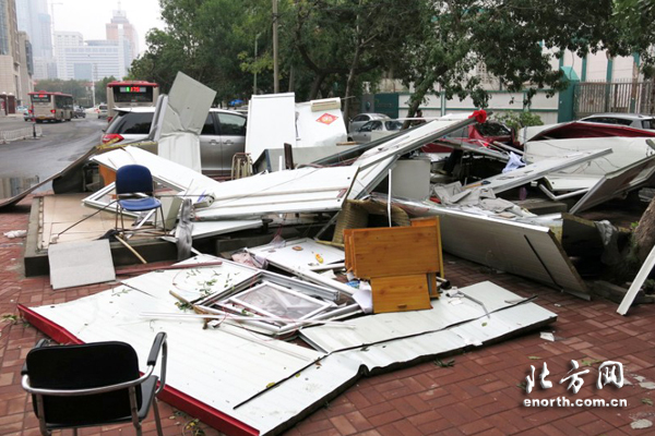 《3路公交下瓦房终点站站房被大风摧毁》(拍客:云横九派)