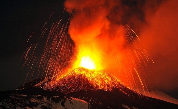 全球约有1500座活火山,每年约有五十座会爆发,喷射出蒸汽,火山灰,有毒