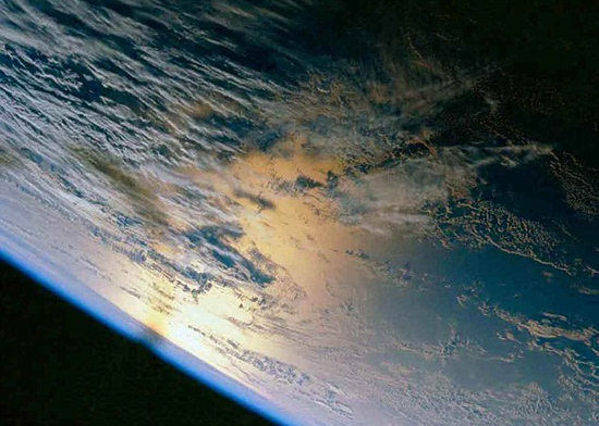 如果有幸能乘坐热气球旅行太空,有机会观赏美丽的蓝色星球。