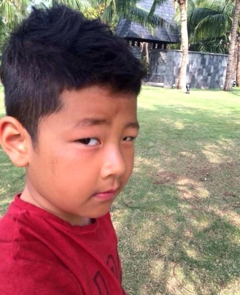 郭涛晒儿子石头<em>滚铁环</em>照 网友2013齐怀旧(图)