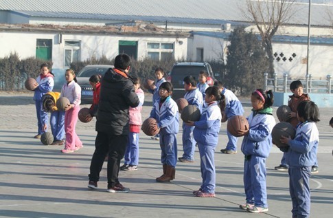 北京829篮球队叫板披萨爱心公益走进弘善打工