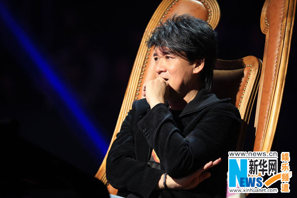 《中国好歌曲》导师现场拼穿衣 周华健脱衣露