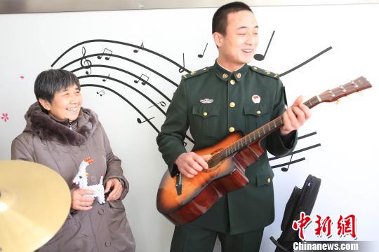 石家庄失独老人与兵儿女相聚部队迎新年|老人