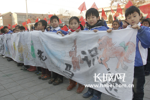 河北广平:小学生巧手画马迎新年|绘画|小学