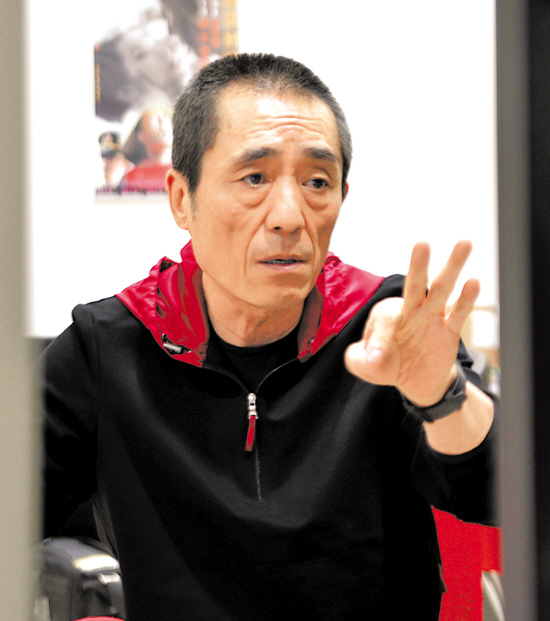 张艺谋片酬 迟到 引质疑: 补发 收入成避税借口