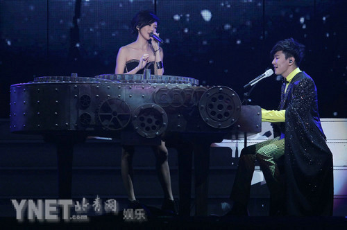 林俊杰家乡新加坡开唱 辣妈孙燕姿助阵合唱|演