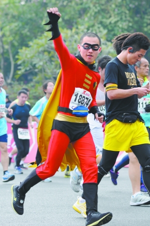 厦马赛程现奥运竞走冠军陈定轻松跑完10公里