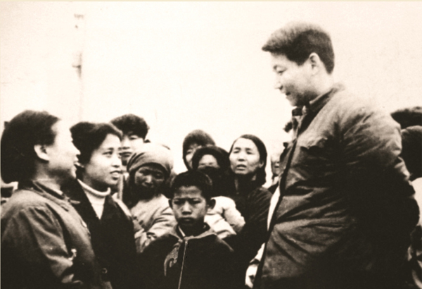 1983年，时任中共正定县委书记的习近平同赵村群众交谈。