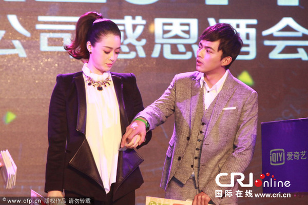 "华妃娘娘"蒋欣豪放大笑 与"十爷"叶祖新秀恩爱