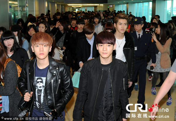 人气组合EXO台湾捞金遭粉丝围堵 成员chen亲