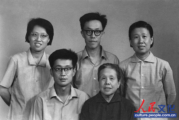 1962年母亲与姐弟四人。左起：妹妹王鸣、弟弟王知、王蒙、母亲董敏、姐姐王洒。（资料图）