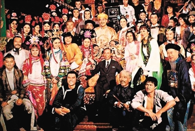 　　邵氏鼎盛时期，邵逸夫和邵氏演员合影。