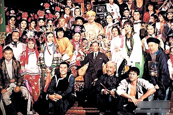 1975 年,邵逸夫坐在"龙椅"上与汪禹,井莉,岳华,谷峰等邵氏明星合照