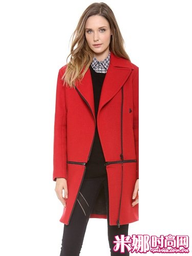 红色大衣上的拉链除了是装饰之外也有立刻变成短款的多way功能，整件大衣更显帅气。