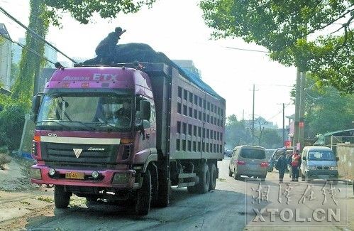 大货车因超高超载被查 开了10年车的司机竟是
